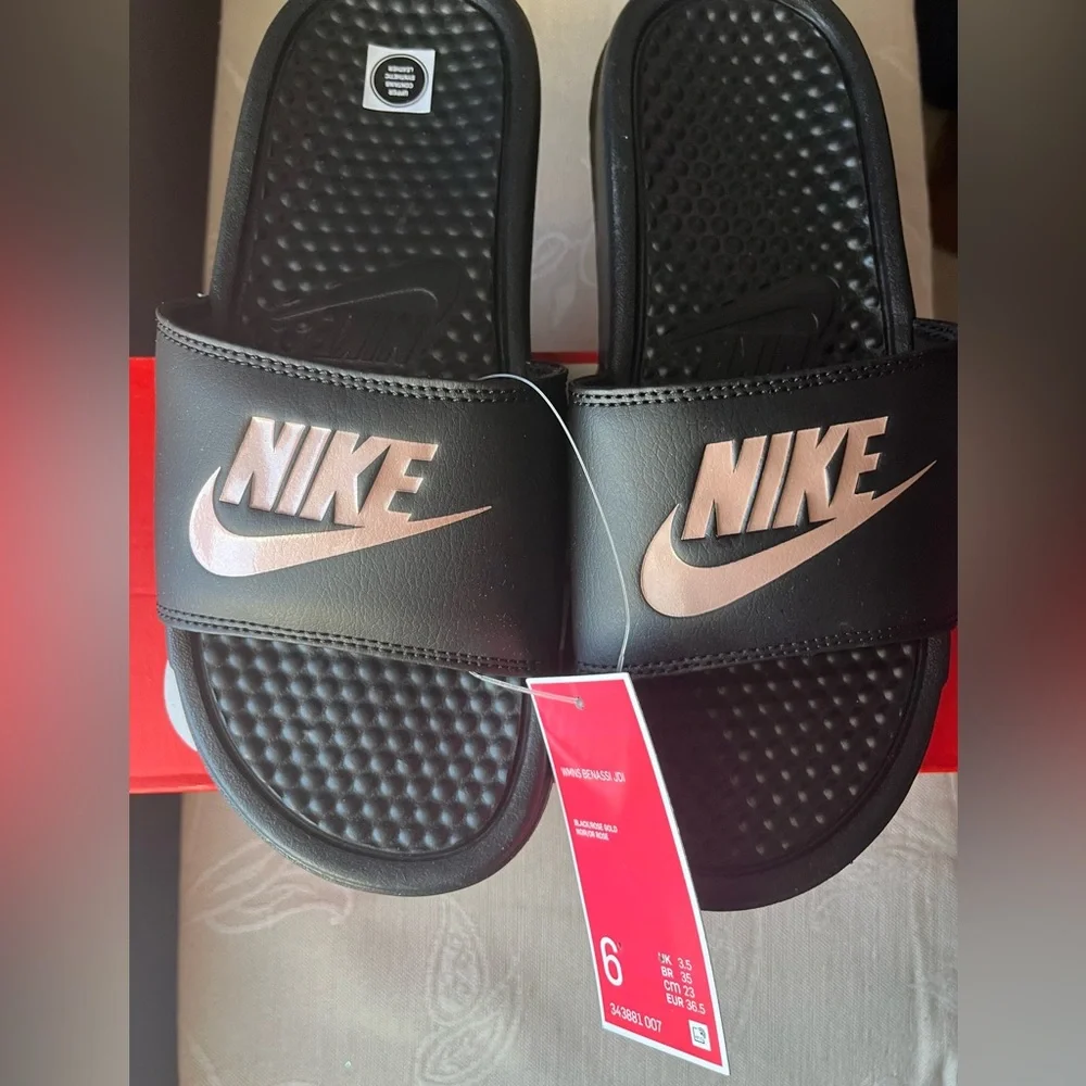 Nike Women’s Benassi Slide in Black & Rose Gold Sizes 6& 7 NWT - Picture 5 of 7